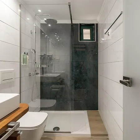 Captain's Seafront Apartment *