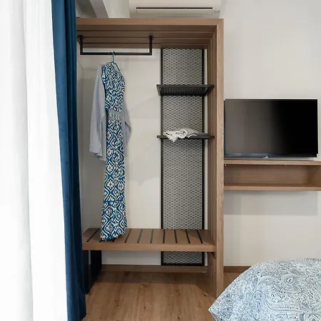 Captain's Seafront Apartment *