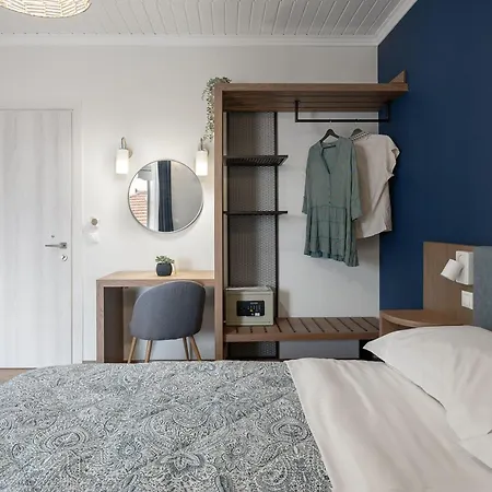 Captain's Seafront Apartment *