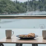 Captain's Seafront Apartamento *
