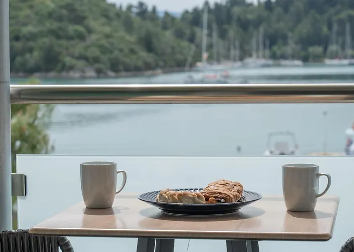 Captain's Seafront Apartment *